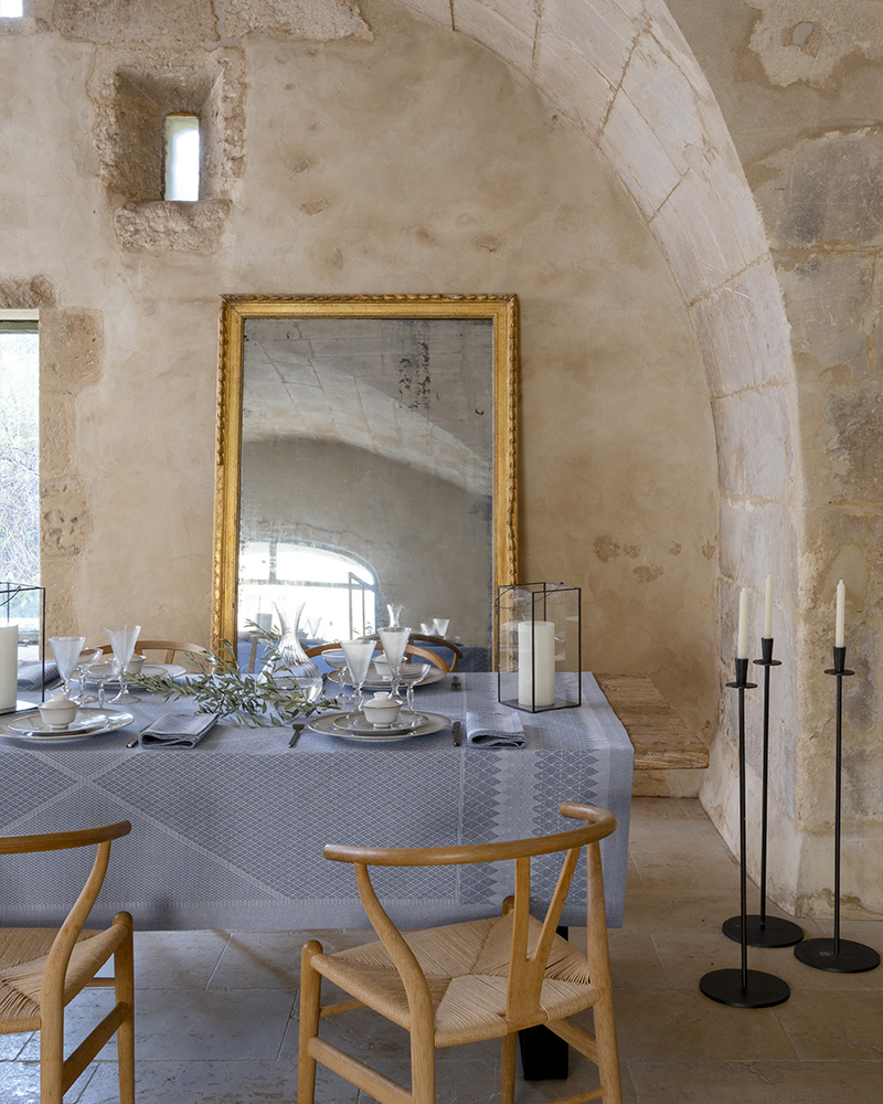 Miroir doré et table dressée