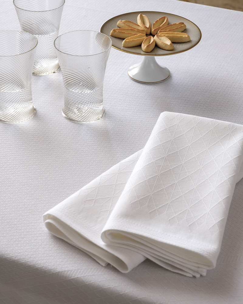 Nappe et verrerie sur table dressée