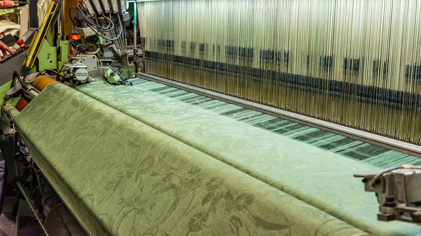 Tissu damassé sur un métier à tisser Jacquard