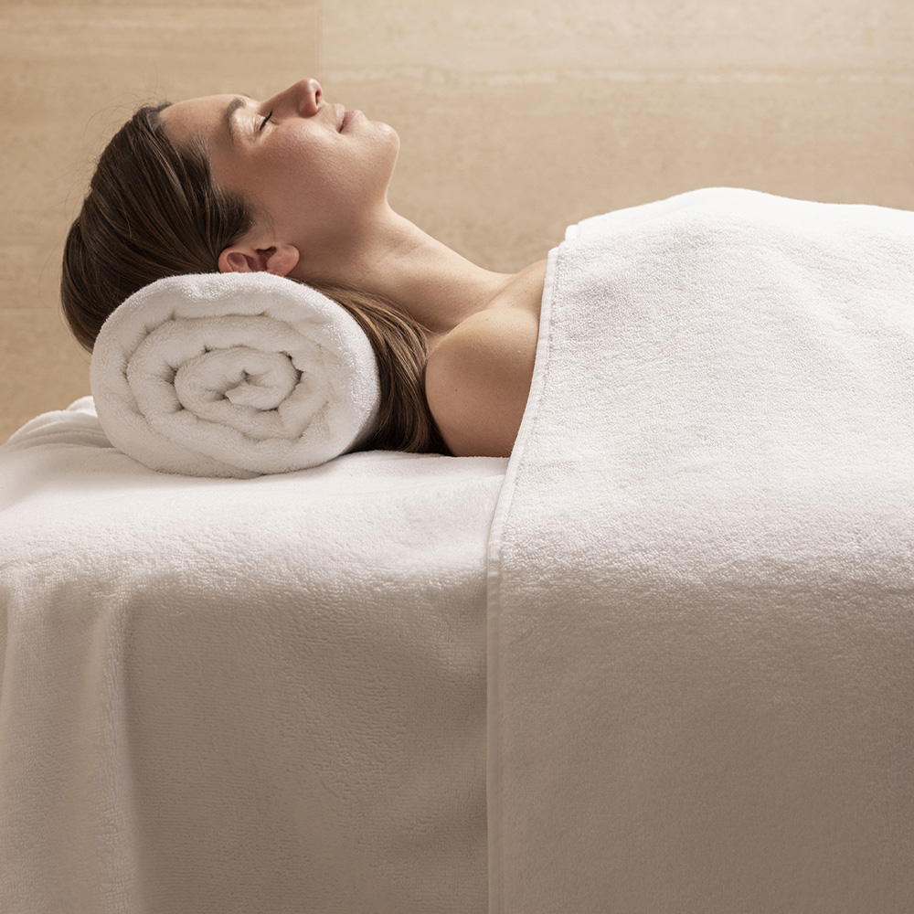 Soin en spa avec serviette roulée