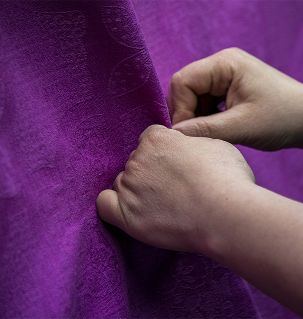 Mains sur un tissu violet