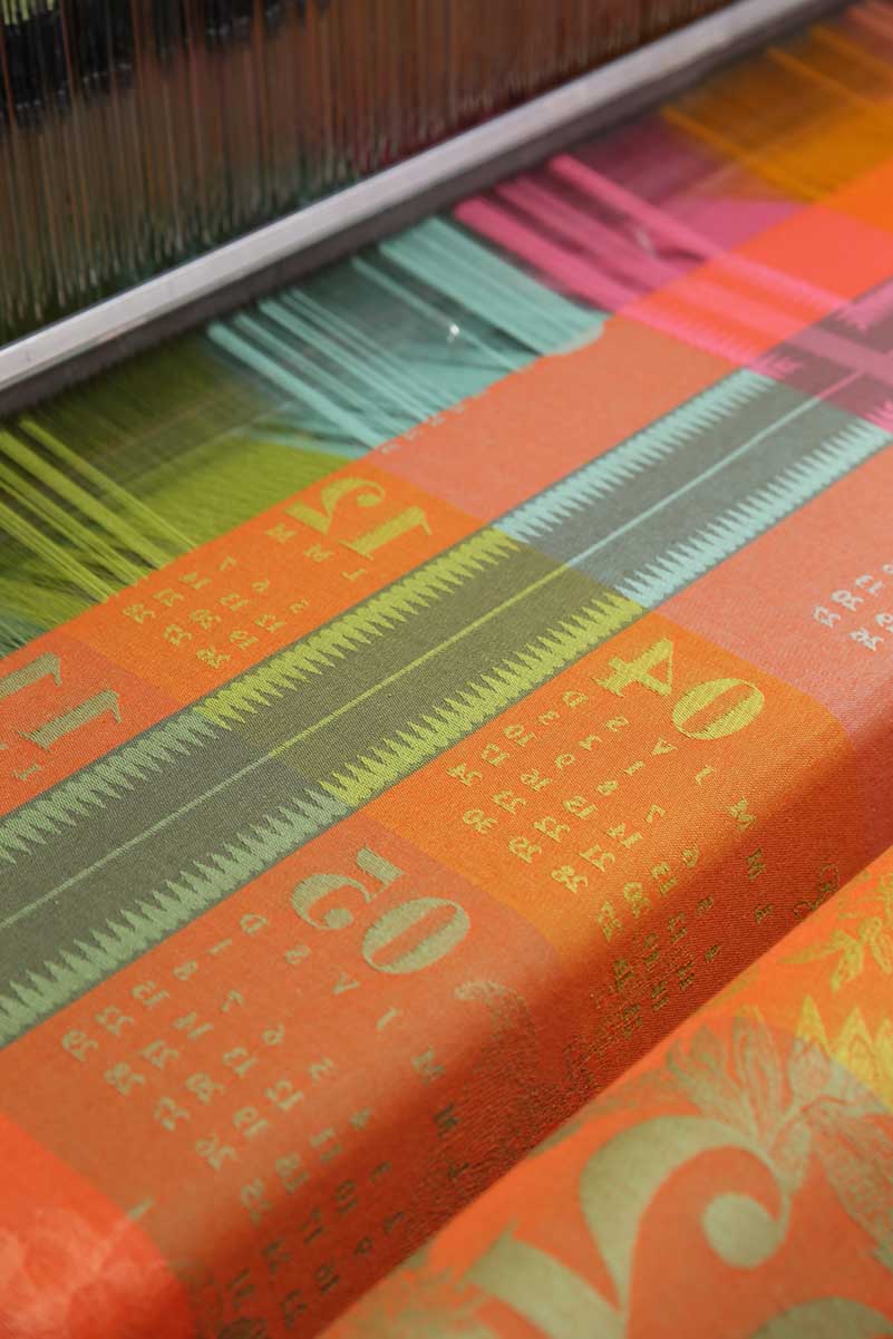Tissage jacquard en couleurs sur le métier