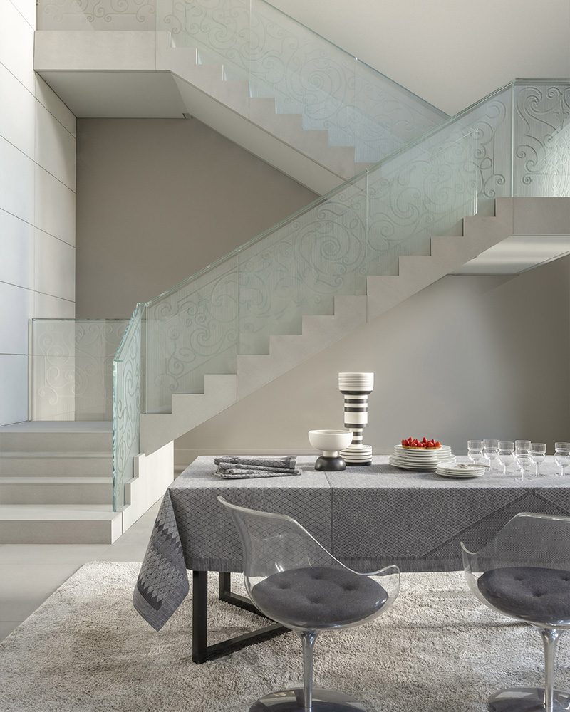 Escalier et table dressée avec nappe grise