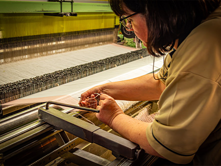 Une tisseuse à son métier, Manufacture de Gérardmer