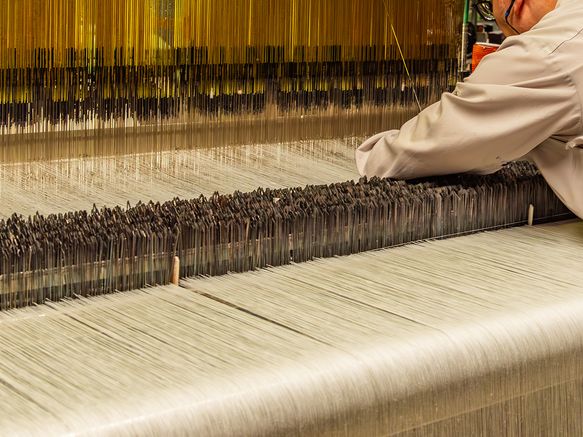 Contrôle d'un tissu jacquard sur le métier